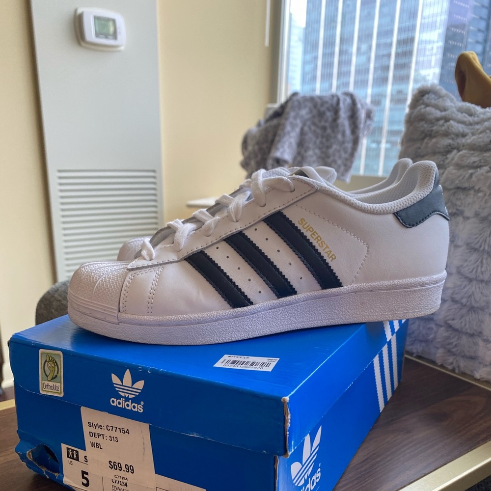 Superstar Adidas- Size 5 Womens